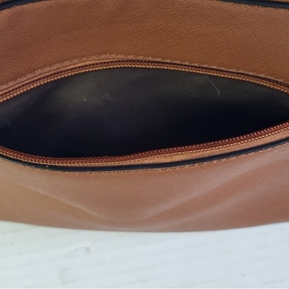 Chic Two-Tone Crossbody Bag with Tassels - Picture 4 of 12